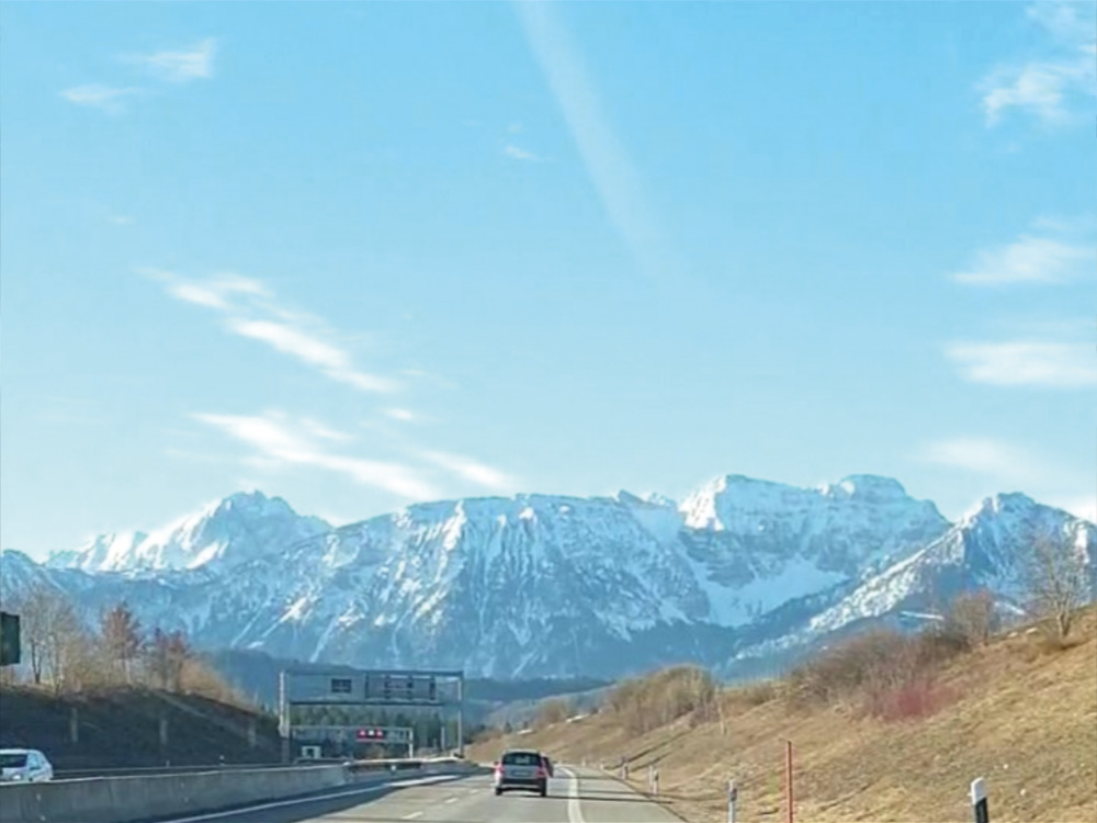 Hier sehen Sie ein Bild von Bergen auf dem Weg in die Schweiz